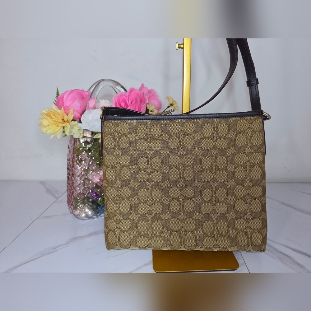 Coach 💕 | Crossbody Tan and Brown Canvas Signature Summer Tote ✨️ - Picture 2 of 8